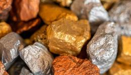 金价连续两周下跌，超四成央行明确要继续买，普通人跟不跟？