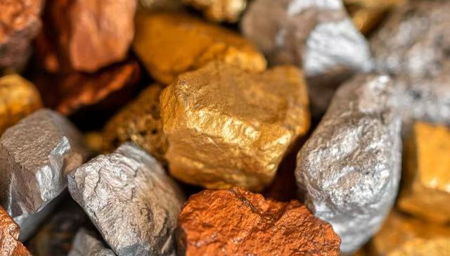 金价连续两周下跌，超四成央行明确要继续买，普通人跟不跟？