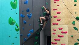 “一上墻就心靜了”，當(dāng)代年輕人迷上攀巖，王石、周鴻祎也投資開巖館