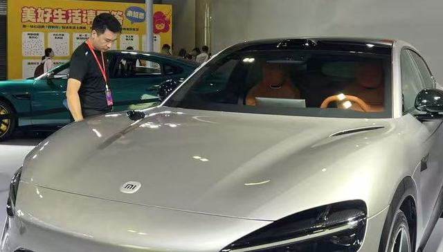 车主平均33岁，提车等1年？小米YU7热销后，雷军：急用车可以看看小鹏和理想