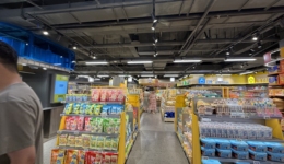 开硬折扣超市，收购量贩零食，三只松鼠为什么要死磕线下？