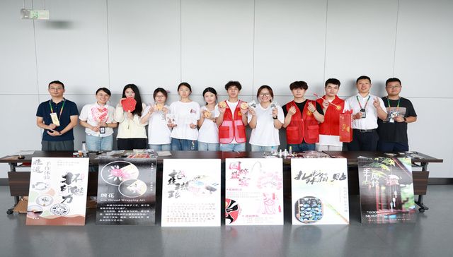 大学生机场上演非遗快闪 让旅客邂逅千年古韵