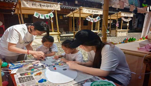 高校师生用志愿服务激活千年古村生命力
