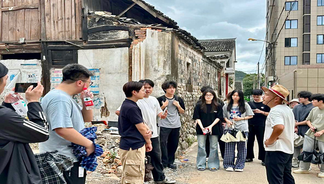 这个暑假，00后大学生用画笔重构乡村美学