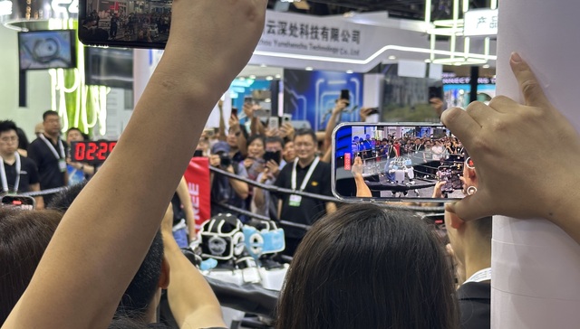 在WAIC，比起看机器人打拳，人们更想知道怎么用AI赚钱