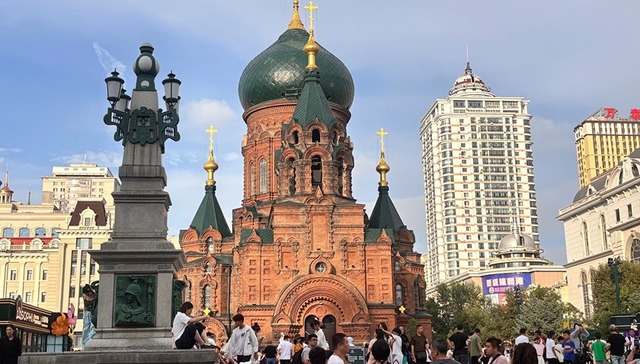 暑期人气旺 冰城热门景点迎来客流高峰