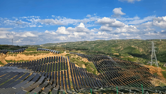 山西保德县：荒山沟壑变绿电基地