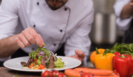 五星大廚上門做飯，高端酒店“飲鴆止渴”？