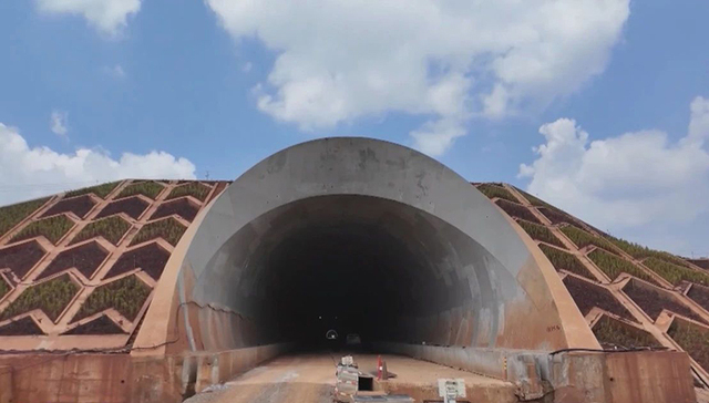 渝昆高铁长水机场隧道贯通