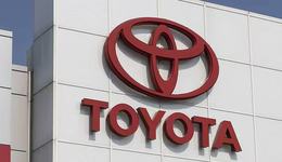 奔驰净利跌幅高达55.8%，老牌燃油车企上半年利润普遍下滑，电动化转型阵痛如何化解？