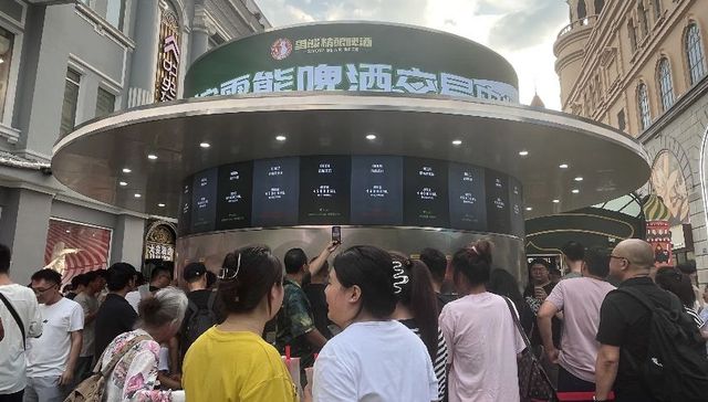 巨型啤酒罐“空降”百年老街，13.9元喝遍15种鲜啤