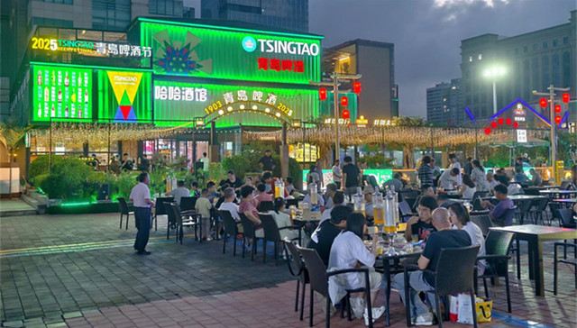 第35届青岛国际啤酒节崂山会场，碰杯声里藏着两代人的狂欢密码