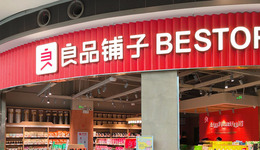 用“花生上树”宣传图的良品铺子，日子不好过