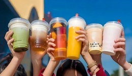 “秋天的第一杯奶茶”，流行到海外了