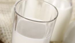 乳业大转向：常温奶失宠，乳企“卷”鲜奶、拼奶粉