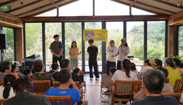 歡聲滿庭院，喜劇悅金秋：市南區(qū)CHAO巢·生活館脫口秀專場(chǎng)活力開啟