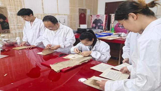 宁波高校师生保护著名科学家周尧先生学术笔记