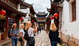 火爆的入境游：飞行7000公里，游览中国小镇