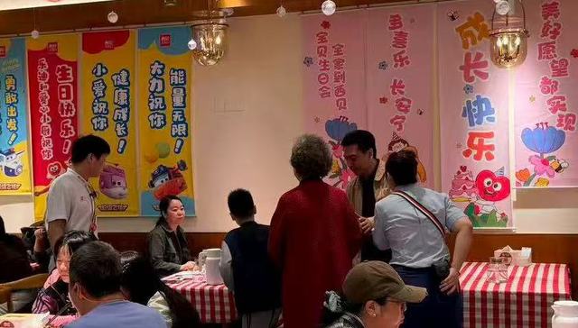 长假催热餐饮业：四季民福排号数百桌，代排费最高飙至500元，西贝重现排队等位