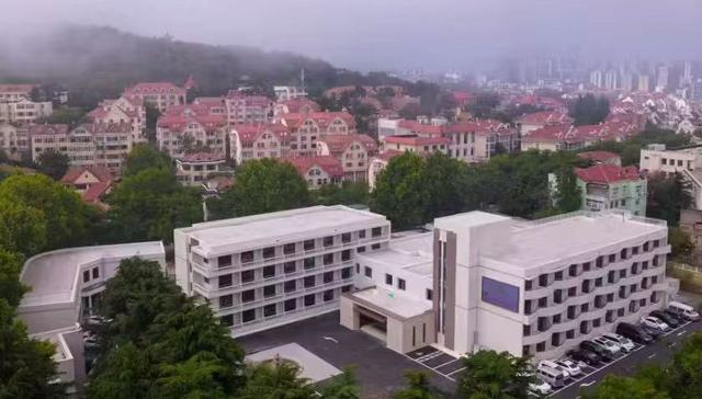 连锁酒店房价涨破千元，这届“打工人”出游住进疗养院