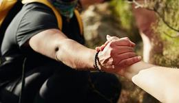 1000元一趟，国庆泰山“挤满”陪爬：有人靠男友人设爆单，有人转型陪爬月入2万