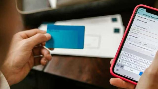 年轻人住进帐篷，酒店老板却困在低价里：“一天被平台调价5次”，想反抗怕丢了流量