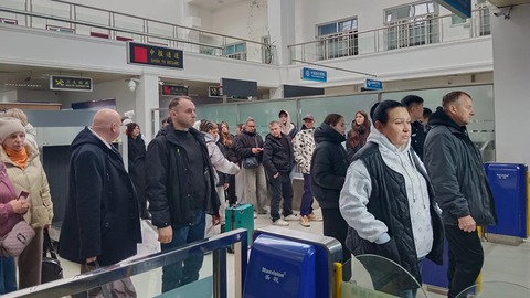 饒河口岸2025年度客貨運輸開啟季節(jié)性閉關