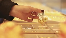 过千金价吓退年轻人，捧不出第二个“老铺黄金”