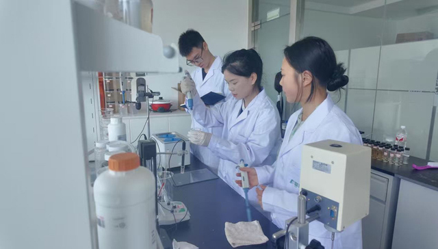 破解农田“白色污染” 大学生研发可降解地膜