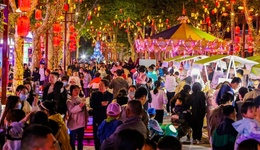 一線看發(fā)展丨賞湖景看演出玩互動(dòng) 古欒水鎮(zhèn)75萬(wàn)游客嗨玩黃金周