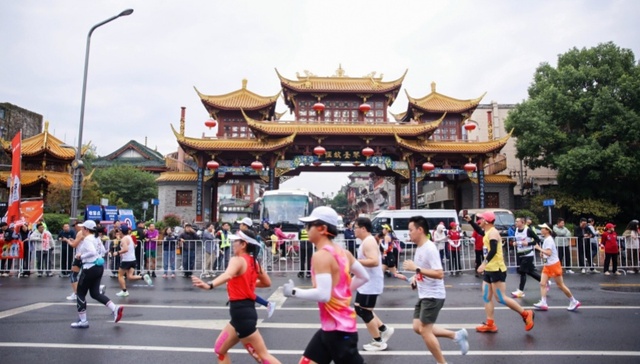 “乐跑公园城市，畅游金秋成马” 2025成都马拉松鸣枪开跑