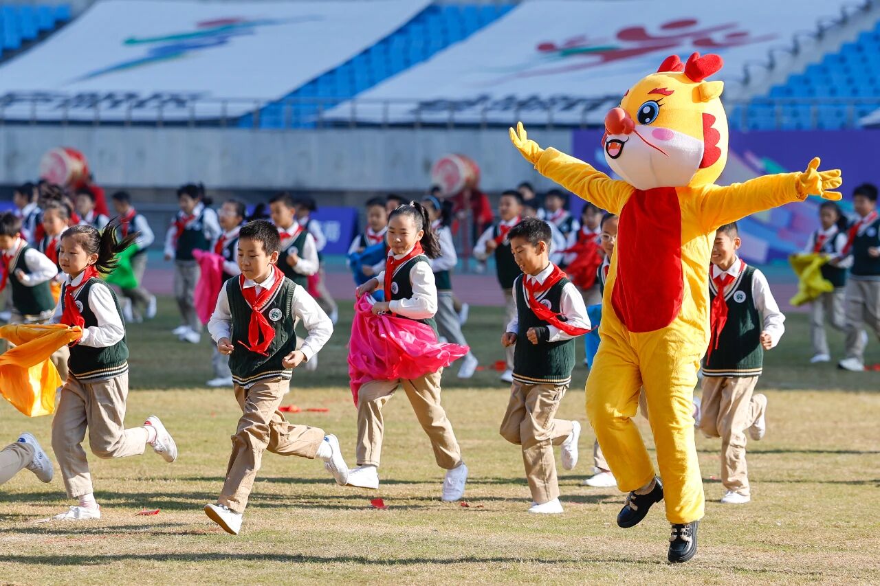 快乐奔跑,育创未来!2025年合肥市青少年田径运动会盛大开幕|界面新闻