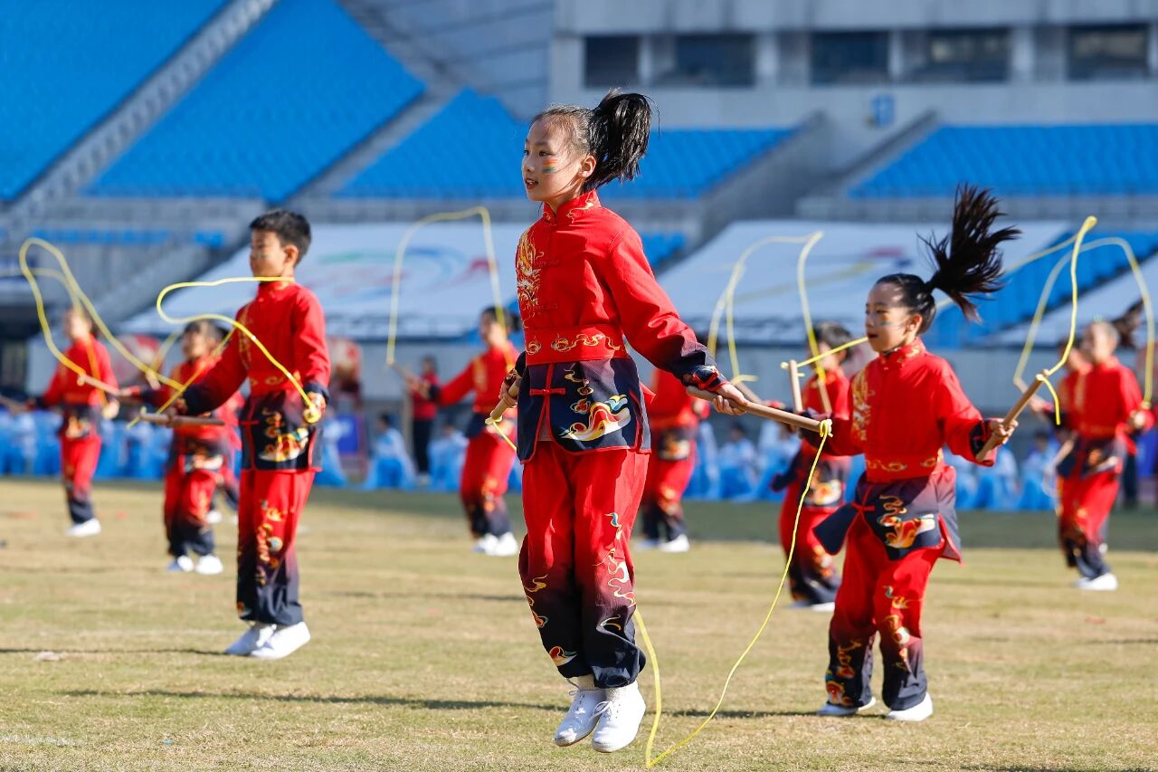 快乐奔跑，育创未来！2025年合肥市青少年田径运动会盛大开幕|界面新闻
