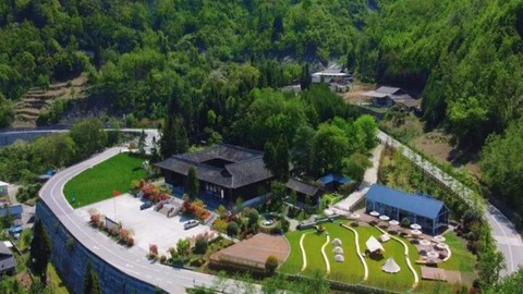 他来自法国，在雅安遇见熊猫