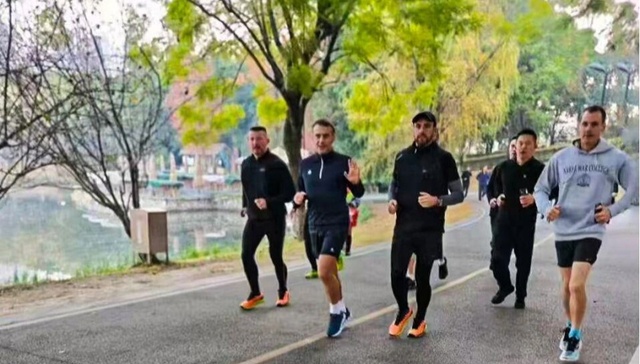 马克龙晨跑成都，看见一座公园城市的“美”