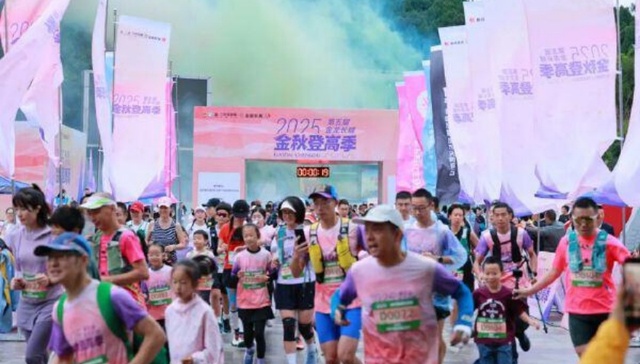 金龙长城本周迎百万游客里程碑 徒步打卡激活文旅融合新动能 ——龙泉驿区“文商旅体”协同发展再攀高峰