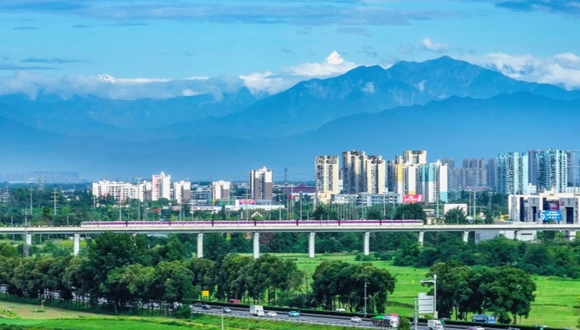 “破界”成都：两千万常住人口脚下的轨道新路