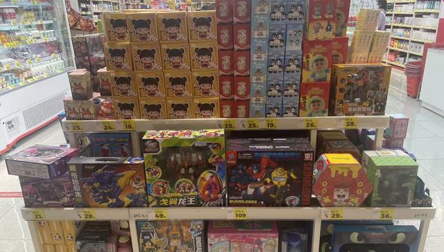 价格暴跌的Labubu，堆满折扣超市