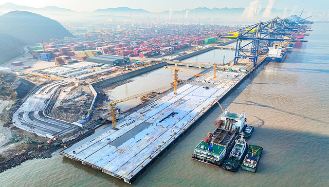 攻克裸岩施工难题，宁波大榭集装箱码头二期工程主体完工
