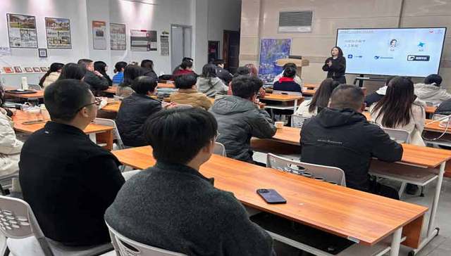 AI“点亮”乡土创意，大学生与村民联手共绘乡村美育新图景