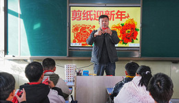 河北迁安：剪纸非遗进校园 指尖生花迎新年
