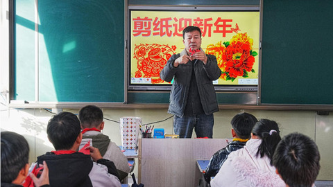 河北遷安：剪紙非遺進校園 指尖生花迎新年
