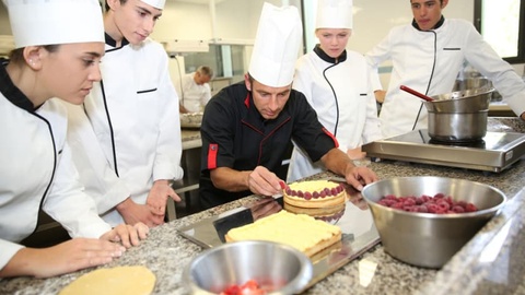 西安創(chuàng)新推進(jìn)“訂單式”人才培訓(xùn)?全年開展補(bǔ)貼性職業(yè)技能培訓(xùn)超10萬人次