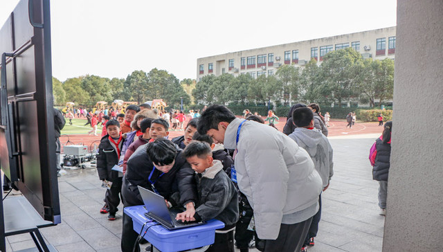 智慧农业“走进”小学课堂 高校师生带娃体验农耕新科技