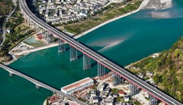 泸石高速泸定段今日通车，成都全程高速直达海螺沟