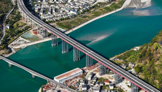 泸石高速泸定段今日通车，成都全程高速直达海螺沟