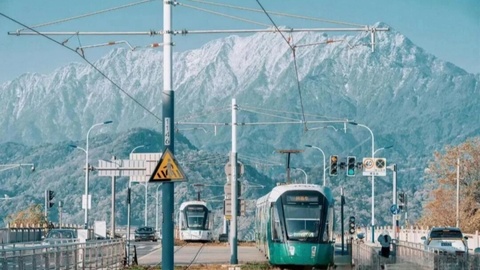 开往春天的雪山列车启程！都江堰MTR文旅专列元旦首秀