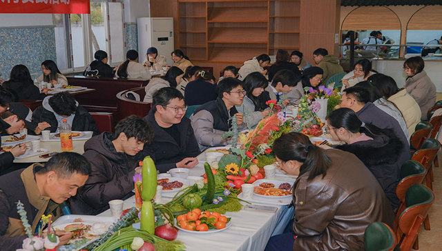 长桌宴里品年味 劳动美育迎新年