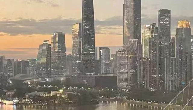 广州人爱“买买买”，2025年餐饮零售撑起购物中心需求，甲级写字楼存量超700万平