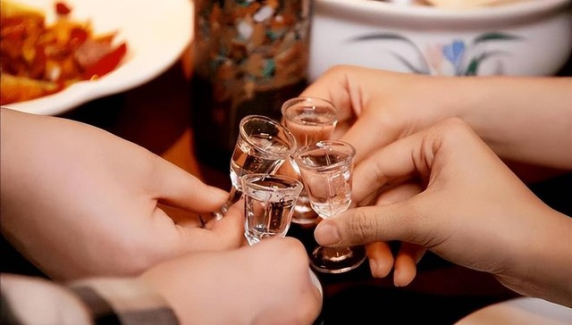 年轻人不爱喝白酒，地方银行最着急？